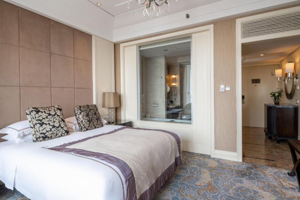 Двухместный (Номер Делюкс с кроватью размера «king-size» и видом на море) отеля Qingdao Seaview Garden Hotel, Циндао