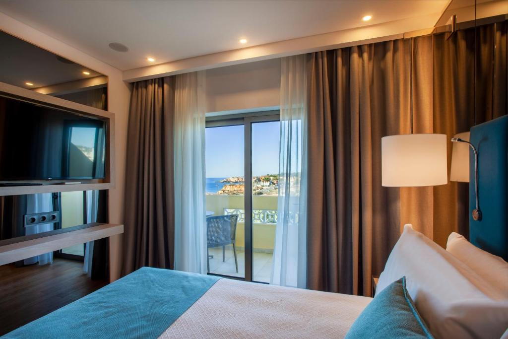 Сьюит (Улучшенный люкс с видом на море в одну из сторон) отеля Apartamentos Turisticos Presidente, Портиман