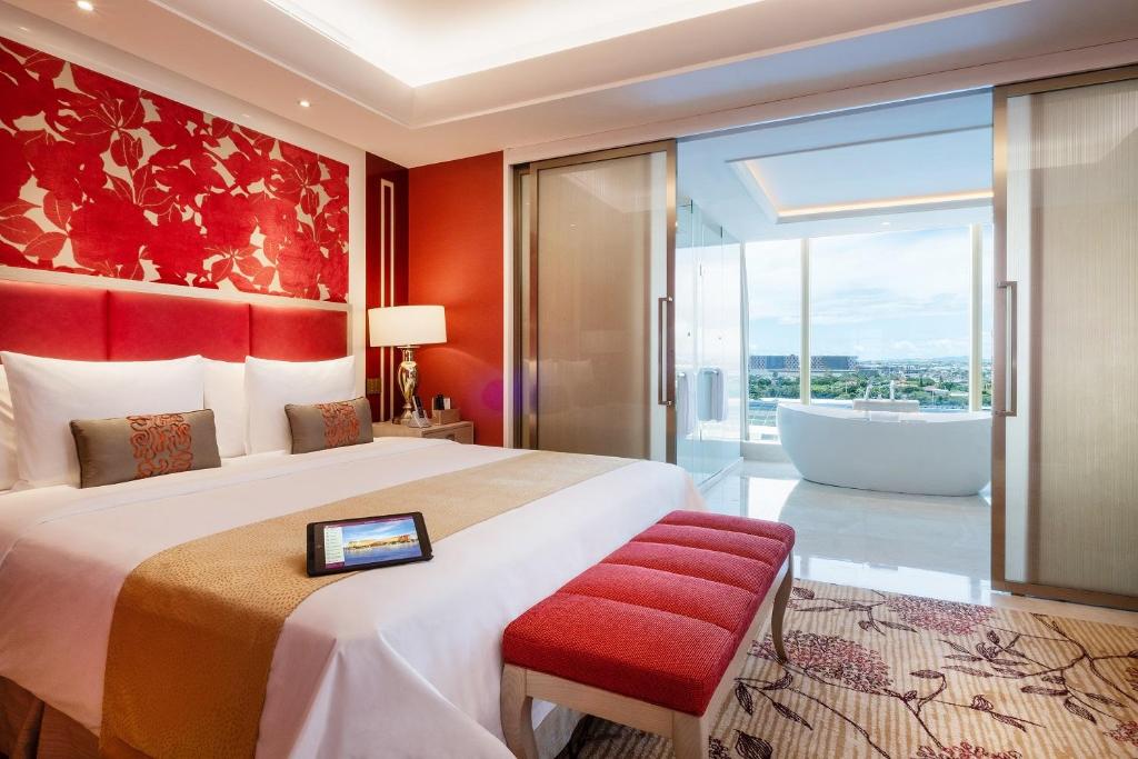 Сьюит (Люкс «Премиум» с кроватью размера «king-size») отеля Okada Manila, Манила