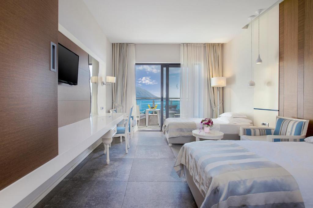 Двухместный (Двухместный номер с 1 кроватью или 2 отдельными кроватями и балконом, вид на море) отеля Hotel Bracera, Будва