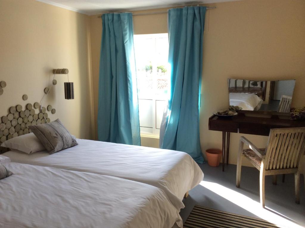 Двухместный (Двухместный номер с 2 отдельными кроватями и балконом) хостела Marina Lounge Hostel, Понта-Делгада