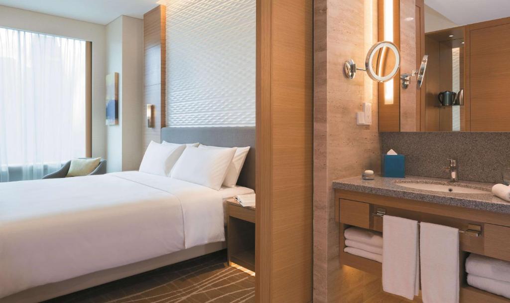 Двухместный (Улучшенный номер с кроватью размера «king-size») отеля Hotel Jen Orchardgateway Singapore, Сингапур (город)