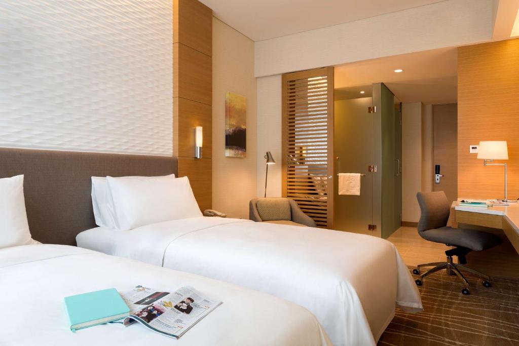 Двухместный (Улучшенный двухместный номер с 2 отдельными кроватями) отеля Hotel Jen Orchardgateway Singapore, Сингапур (город)