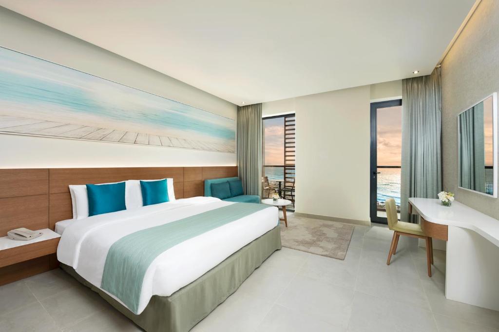 Сьюит (Полулюкс с видом на море - Для курящих), Отель Wyndham Garden Ajman Corniche