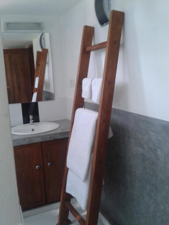 Двухместный (Стандартный двухместный номер с 2 отдельными кроватями без окна) отеля Nagenahira Beach Villa, Нилавели