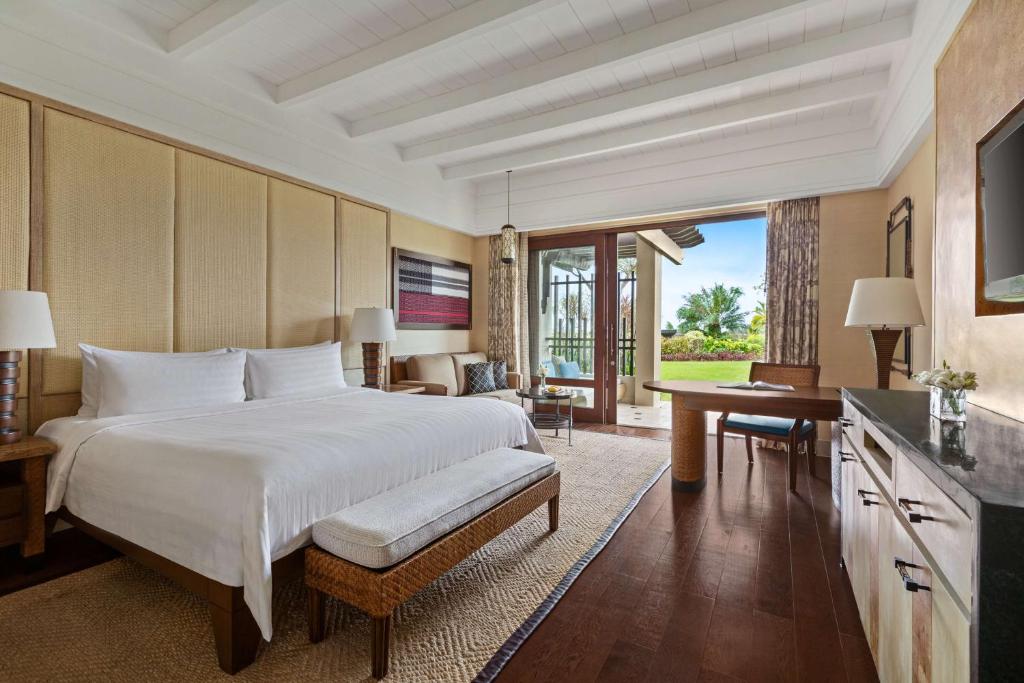 Двухместный (Номер Делюкс с кроватью размера «king-size» и бесплатным трансфером от/до аэропорта Катиклан) курортного отеля Shangri-La's Boracay Resort and Spa, Боракай