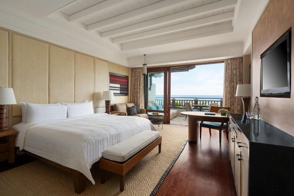Двухместный (Номер «Премьер» с кроватью размера «king-size», видом на море и бесплатным трансфером от/до аэропорта Катиклан) курортного отеля Shangri-La's Boracay Resort and Spa, Боракай