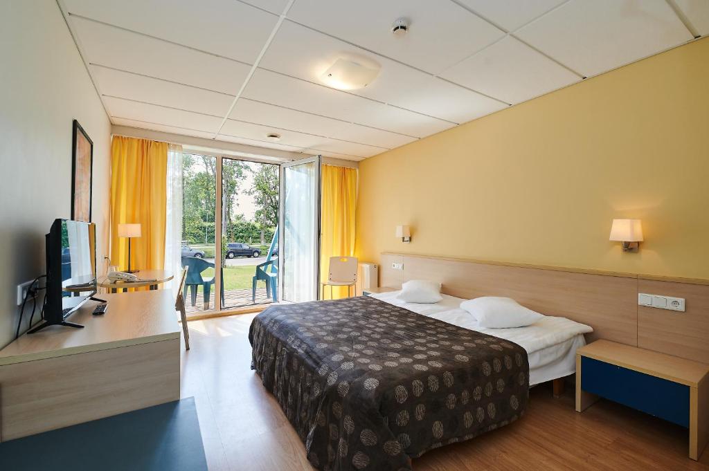 Двухместный (Стандартный двухместный номер с 2 отдельными кроватями и видом на замок из окна) отеля Spa Hotel Rüütli, Курессааре