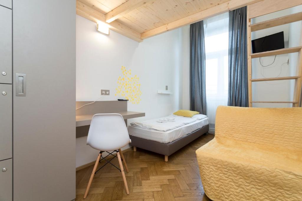 Двухместный (Двухместный номер с 2 отдельными кроватями и общей ванной комнатой) гостевого дома Akat, Прага