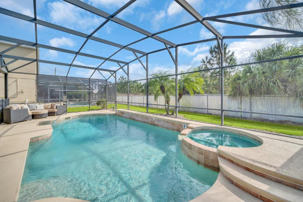 Stunning 6BR Home with Private Pool, Hot Tub & BBQ, mins from Disney!