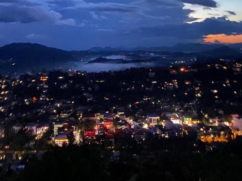 Двухместный (Двухместный номер Делюкс с 1 кроватью и балконом), The Heaven's Villa Kandy