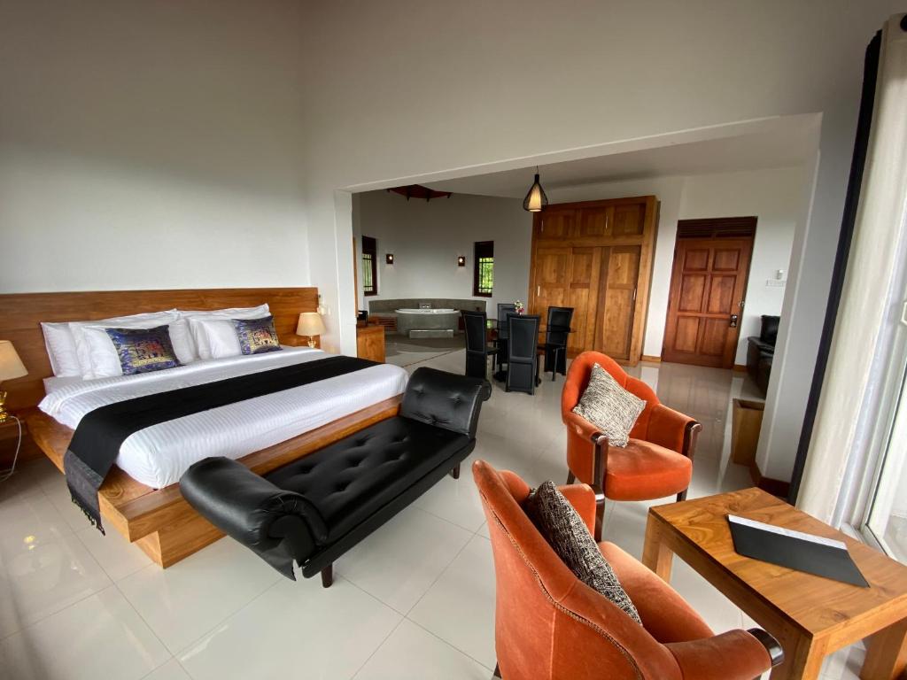 Сьюит (Люкс с кроватью размера «king-size» и балконом) отеля The Heaven's Villa Kandy, Канди