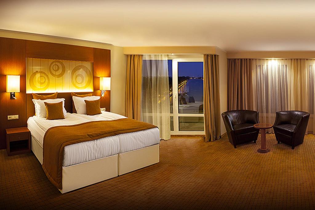 Двухместный (Двухместный номер Делюкс с видом на бухту, 1 кроватью или 2 отдельными кроватями) отеля Landmark Creek Hotel & Spa, Пловдив