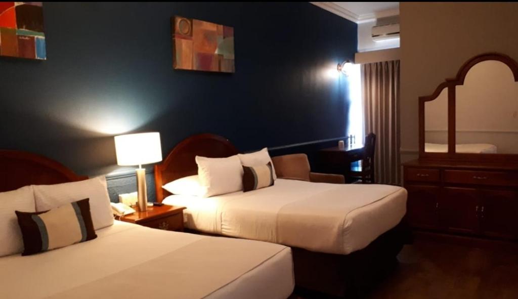 Двухместный (Двухместный номер с 2 двуспальными кроватями) отеля Hotel Galerias, Лагос-де-Морено