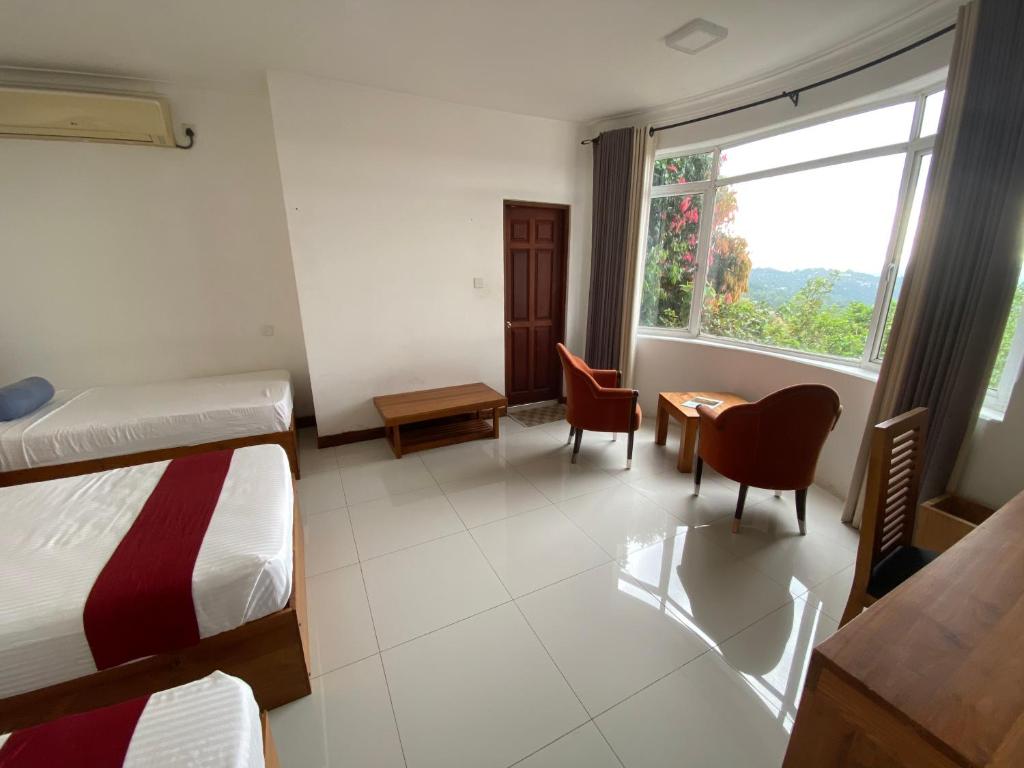 Трехместный (Трехместный номер с видом на горы) отеля The Heaven's Villa Kandy, Канди