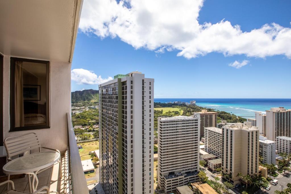 Сьюит (Люкс с 1 спальней и видом на океан), Aston at the Waikiki Banyan