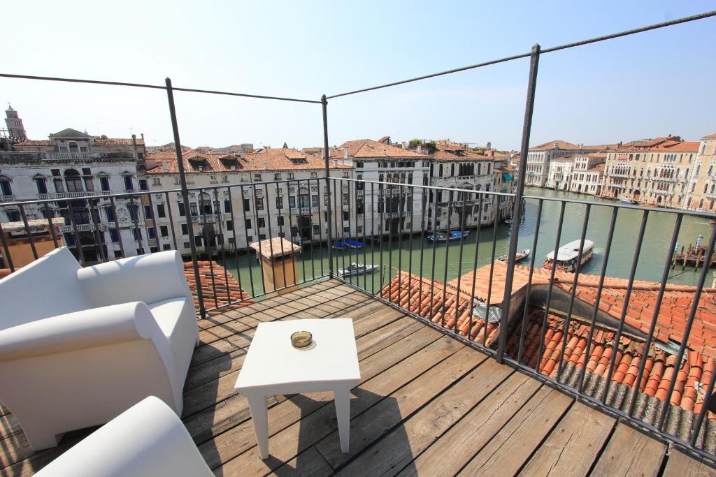 Апартаменты (Лофт-апартаменты Grand Canal Loft с 2 спальнями и террасой, вид на Гранд-канал) апартамента City Apartments Rialto Market, Венеция