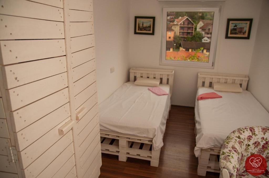 Двухместный (Двухместный номер с 2 отдельными кроватями и общей ванной комнатой) гостевого дома Guesthouse Edelnice, Горня Трепча