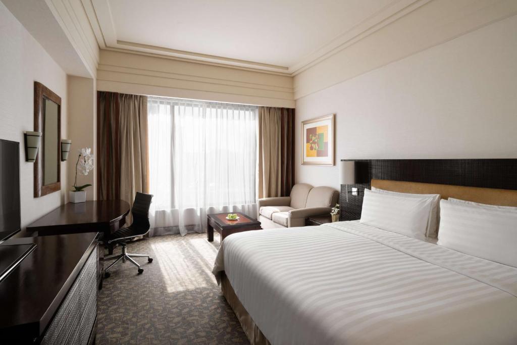 Двухместный (Номер Делюкс с кроватью размера «king-size», крыло «Сад») отеля Edsa Shangri-La, Manila, Манила