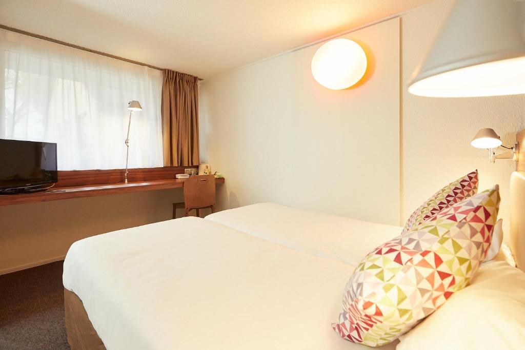 Двухместный (Двухместный номер с 2 односпальными кроватями) отеля Campanile Pau Est-Bizanos, По