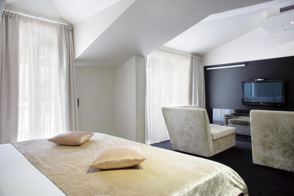 Сьюит (Superior Suite with King size bed, Balcony and Whirlpool) отеля Hotel Damianii, Омиш