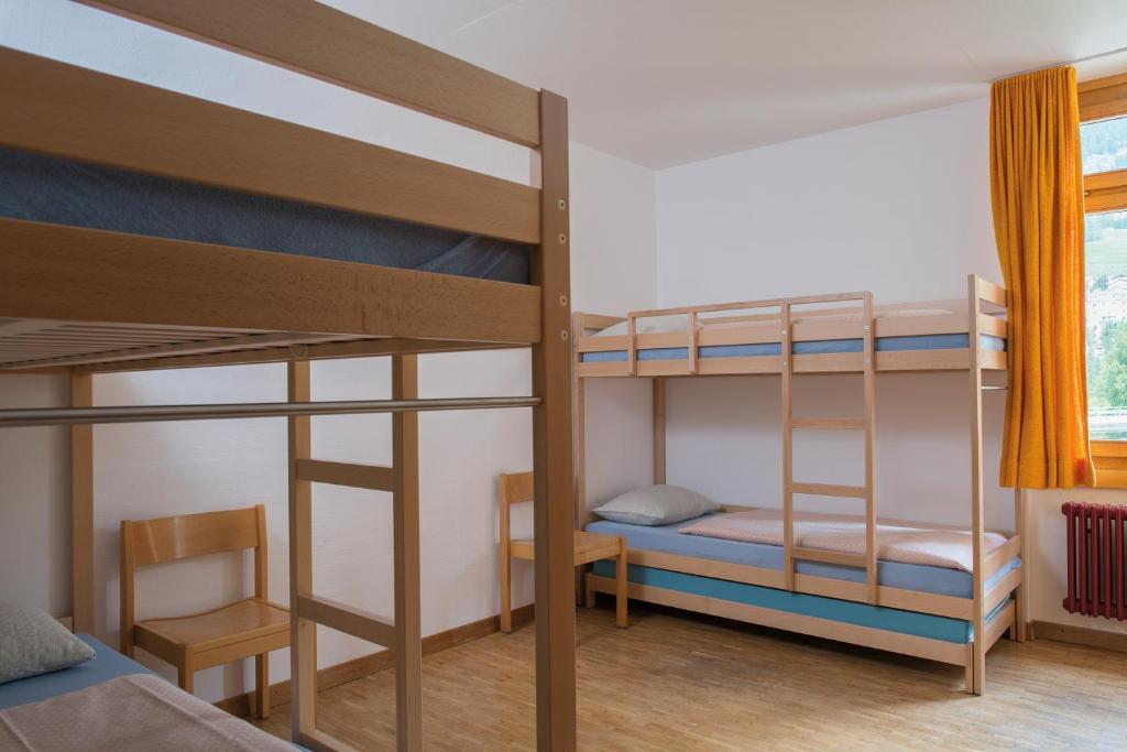 Четырехместный (Четырехместный номер с общей ванной комнатой) хостела Pontresina Youth Hostel, Санкт-Мориц