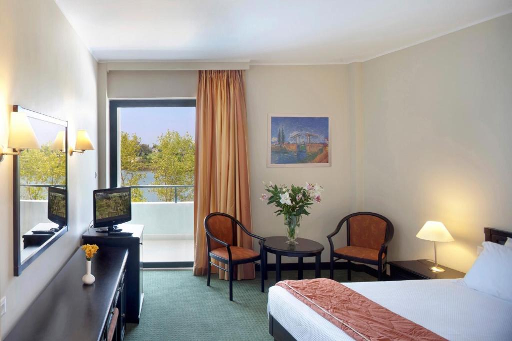 Трехместный (Улучшенный трехместный номер с видом на море) отеля Margarona Royal Hotel, Превеза