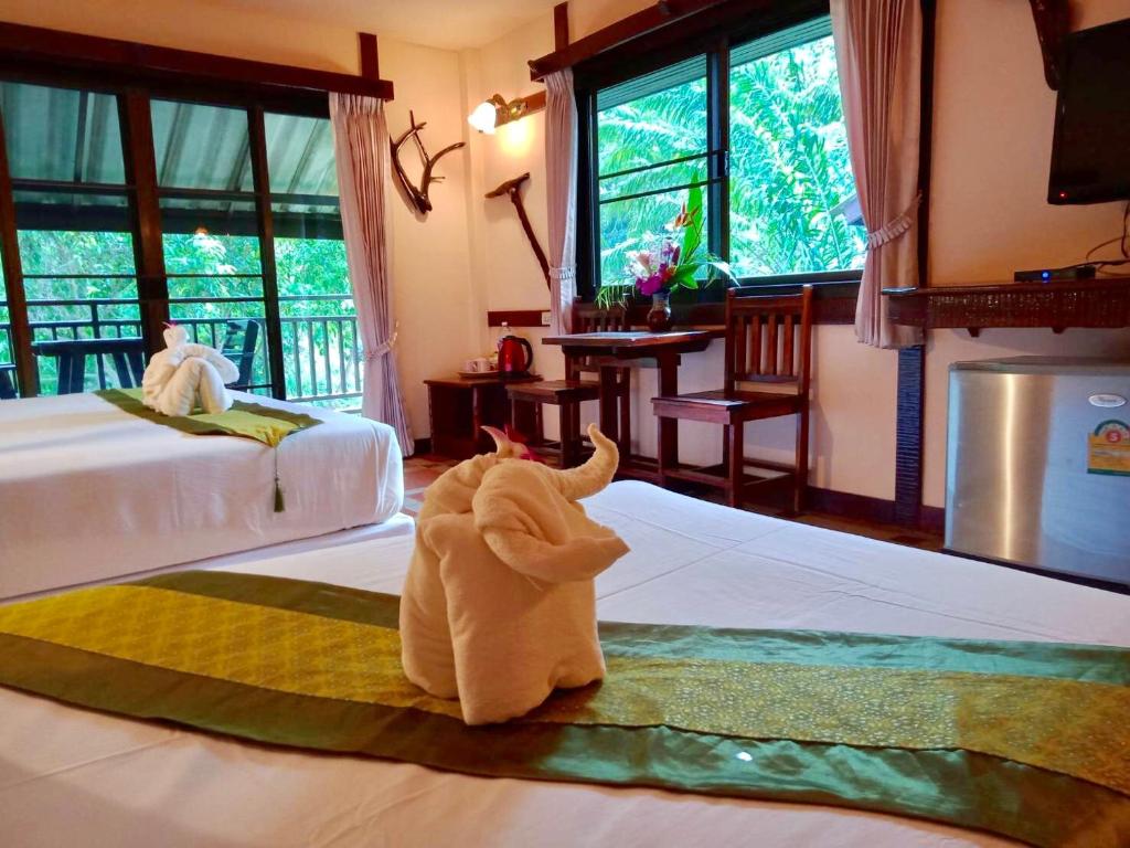 Трехместный (Стандартный трехместный номер) отеля Khao Sok River Lodge, Сураттхани