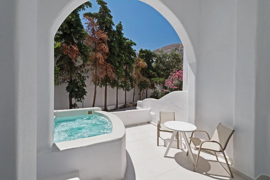 Сьюит (Улучшенный люкс с открытой гидромассажной ванной) отеля Cavo Bianco, Камари