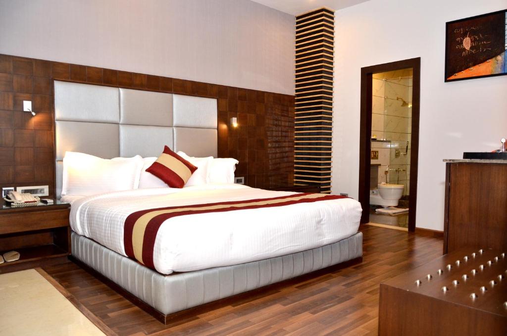 Двухместный (Клубный двухместный номер с 1 кроватью) отеля Hotel Sawera Grand, Амритсар