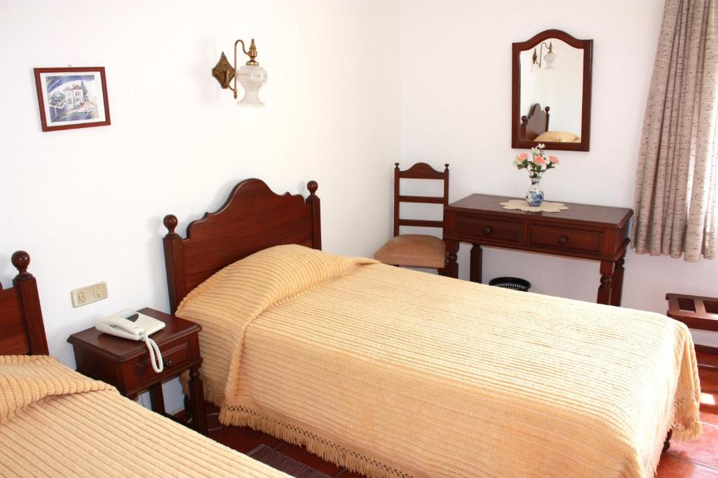 Двухместный (Двухместный номер с 1 кроватью или 2 отдельными кроватями и 1 дополнительной кроватью) отеля Hotel Dona Leonor, Калдаш-да-Раинья