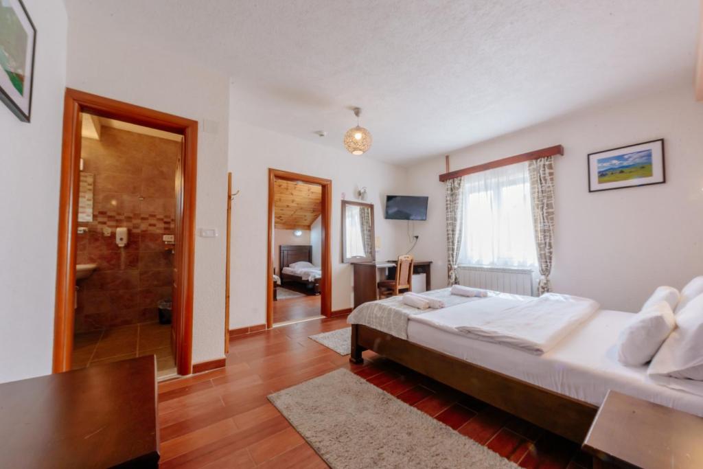Апартаменты (Апартаменты с 2 спальнями) отеля Hotel Zlatni bor, Жабляк