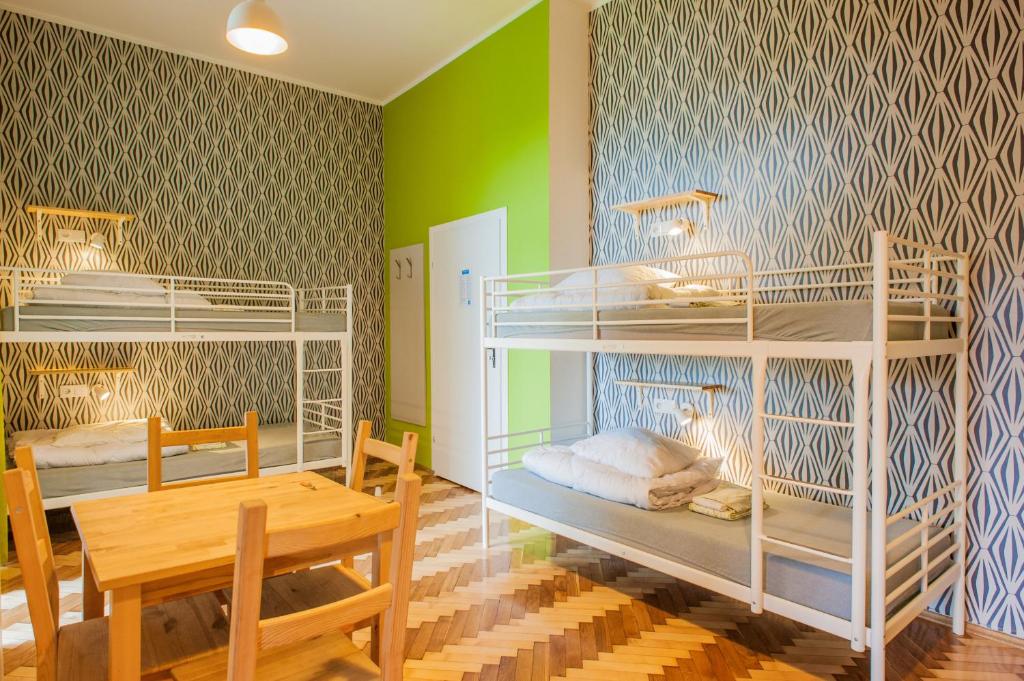 Номер (Кровать в общем номере с 8 кроватями и собственной ванной комнатой) хостела Atlantis Hostel, Краков
