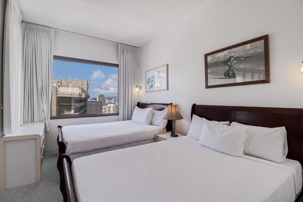 Sea View Condos at the Waikiki Banyan - Free Parking!