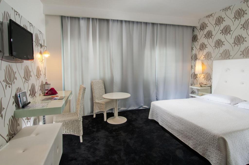 Одноместный (Двухместный номер с 1 кроватью и видом на улицу (1 взрослый)) отеля Hotel Mediterraneo, Риччоне