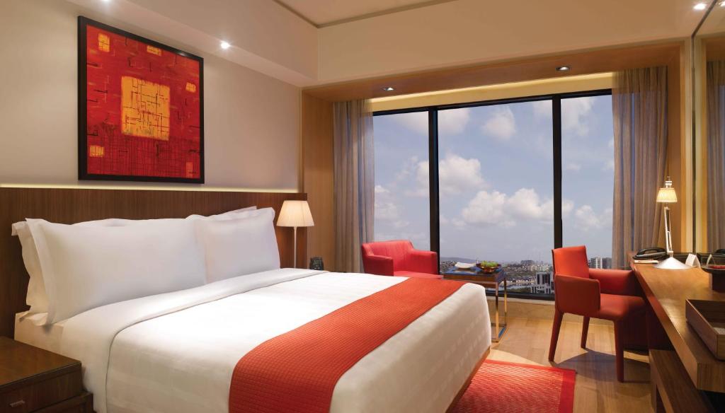 Трехместный (Привилегированный номер Trident с кроватью размера «king-size») отеля Trident Bandra Kurla, Мумбай