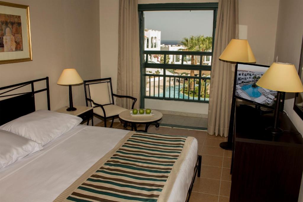 Двухместный (Улучшенный номер с кроватью размера «queen-size» и видом на сад) курортного отеля Sol Y Mar Naama Bay, Шарм-эль-Шейх
