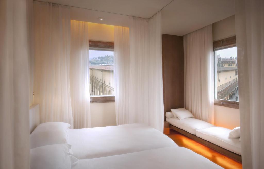Двухместный (Двухместный номер Делюкс с 1 кроватью и видом на реку Арно) отеля Continentale, Флоренция