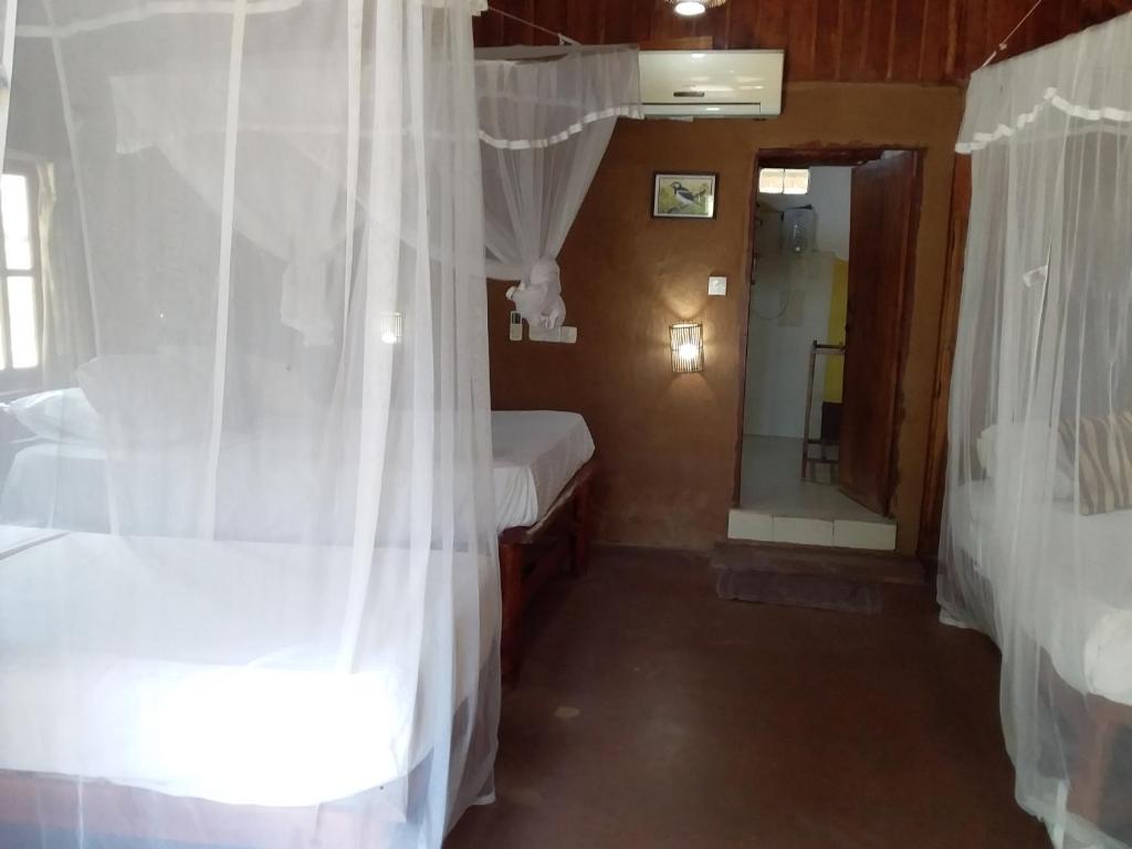Семейный (Cемейный номер с собственной ванной комнатой) курортного отеля Kirinda Beach Resort, Киринда