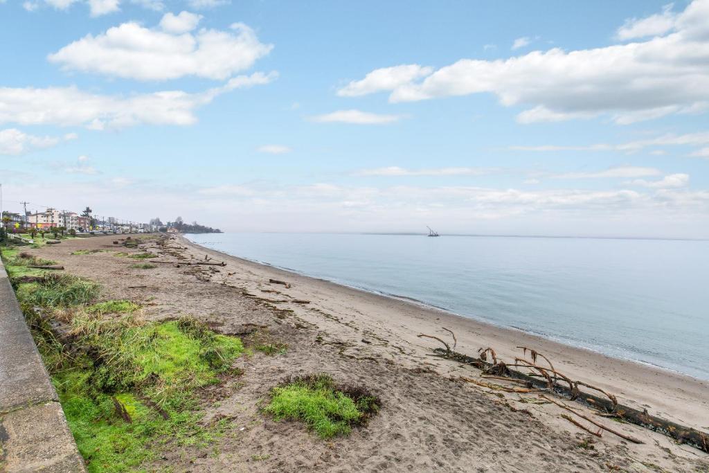 Номер (Таунхаус с 3 спальнями), Alki Beach, 3BR, Prime Location, Steps to Beach