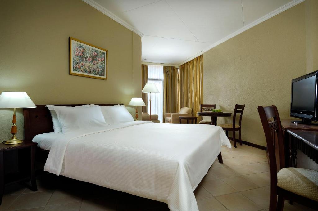 Двухместный (Улучшенный двухместный номер с 1 кроватью или 2 отдельными кроватями) курортного отеля Berjaya Beau Vallon Bay Resort & Casino, Бо-Валлон