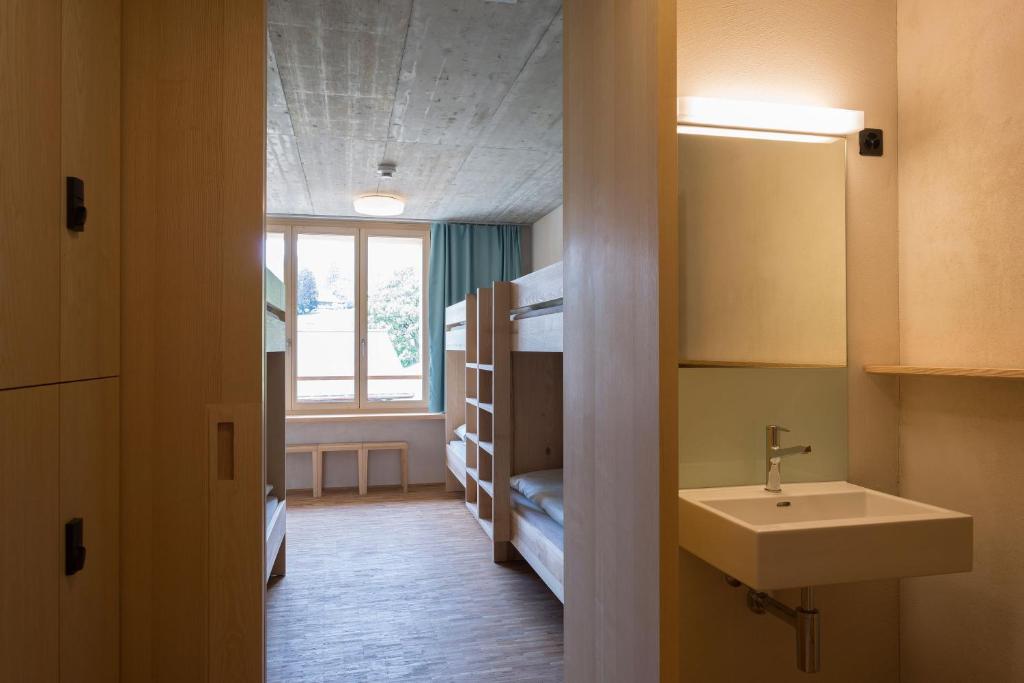 Номер (Односпальная кровать в шестиместном номере) хостела Gstaad Saanenland Youth Hostel, Гштад