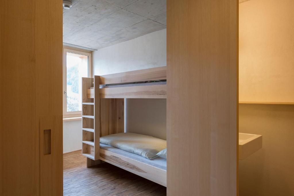 Четырехместный (Четырехместный номер с общей ванной комнатой) хостела Gstaad Saanenland Youth Hostel, Гштад