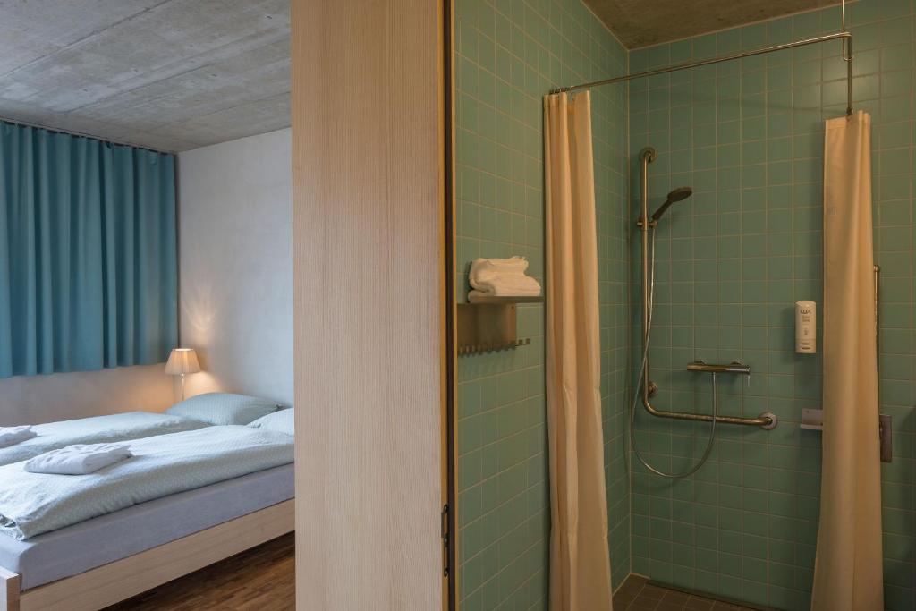 Одноместный (Одноместный номер с собственной ванной комнатой) хостела Gstaad Saanenland Youth Hostel, Гштад