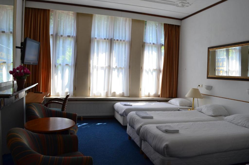 Четырехместный (Четырехместный номер с собственной ванной комнатой) отеля Hotel de Munck, Амстердам