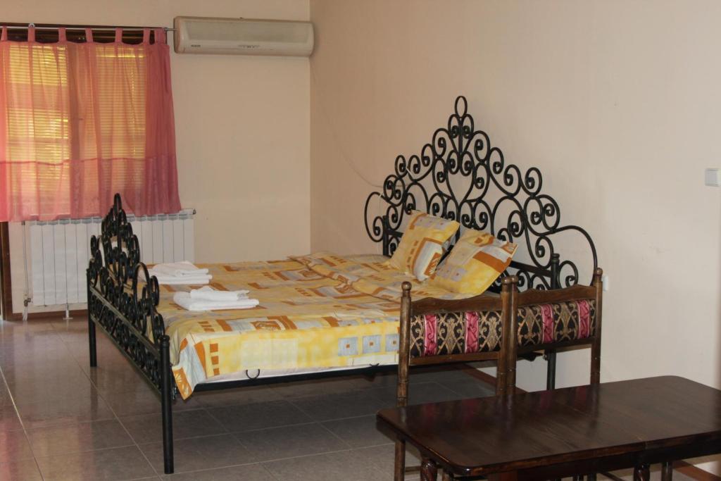 Двухместный (Двухместный номер с 1 кроватью или 2 отдельными кроватями и балконом) гостевого дома Guest House Chinarite, Мелник