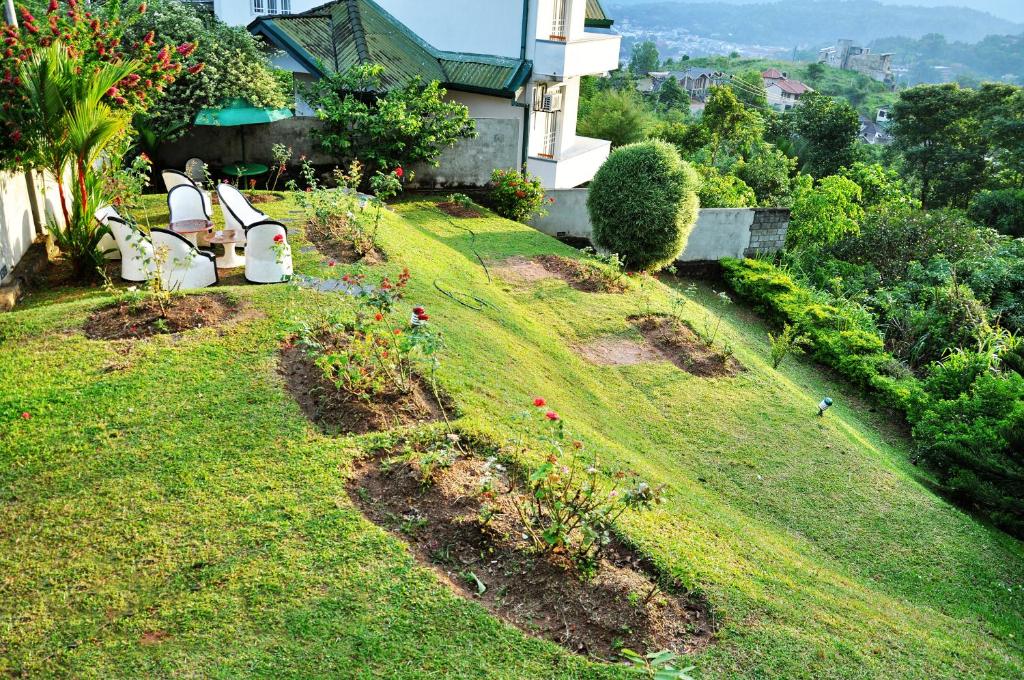 Трехместный (Трехместный номер с балконом), Kandyan View Holiday Bungalow