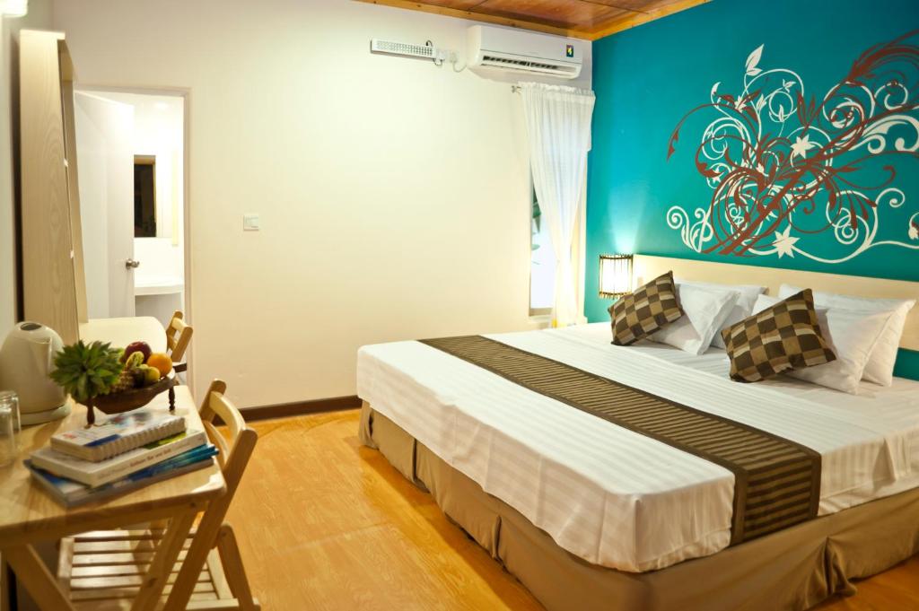 Двухместный (Двухместный номер Делюкс с 1 кроватью или 2 отдельными кроватями, вид на сад) гостевого дома Stingray Beach Inn, Маафуши
