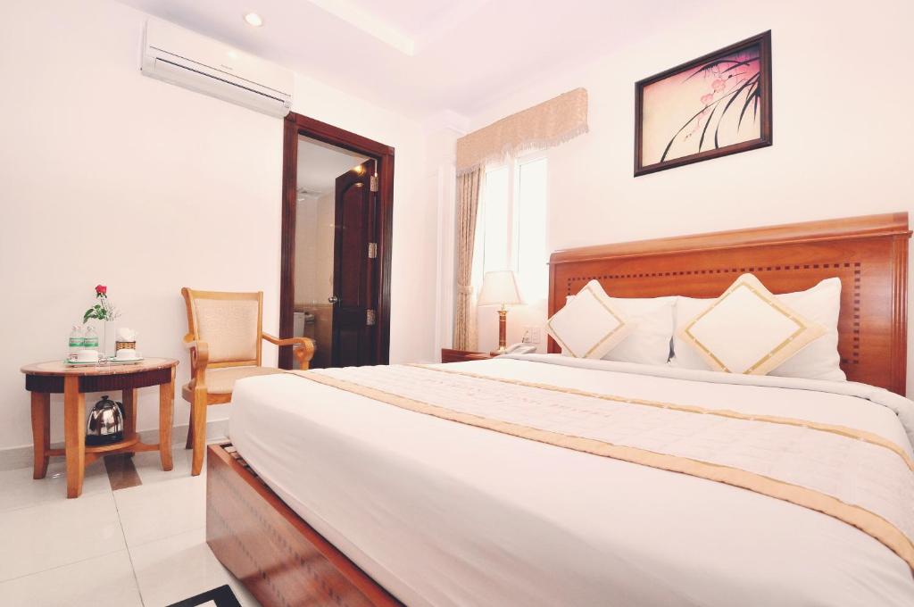 Двухместный (Стандартный двухместный номер с 1 кроватью) отеля Tan Hoang Long Hotel, Хошимин