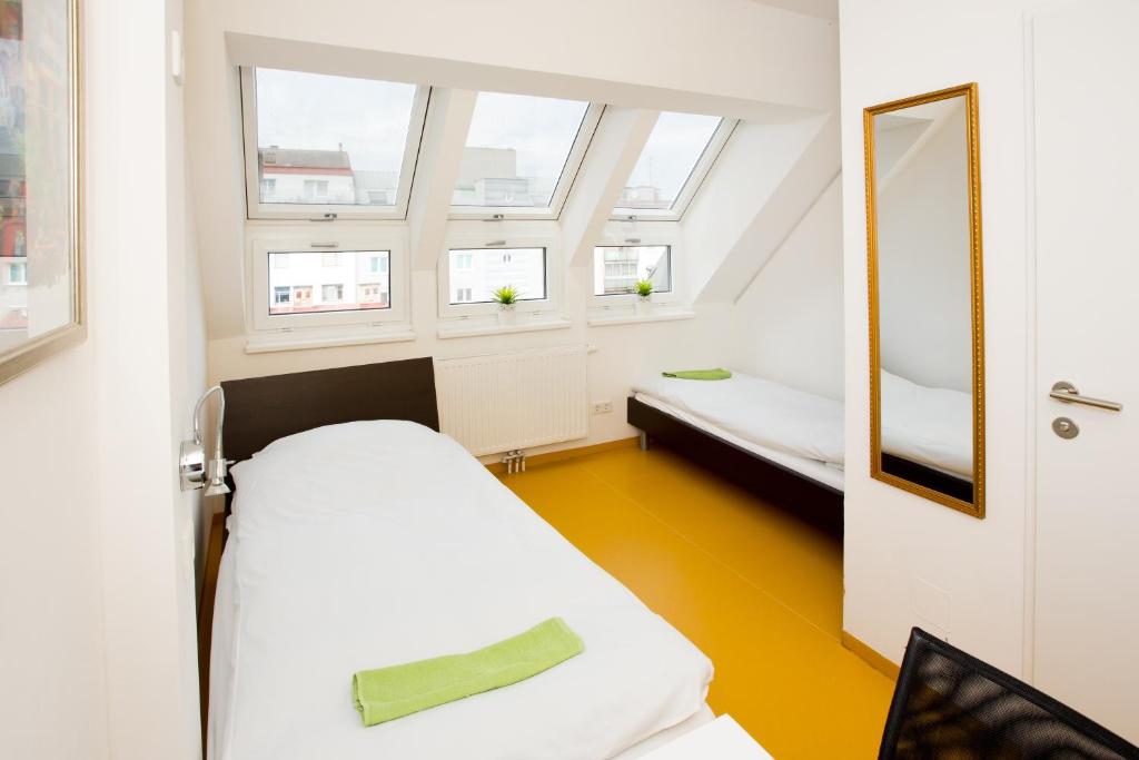 Двухместный (Двухместный номер с 2 отдельными кроватями) хостела a&t Holiday Hostel, Вена